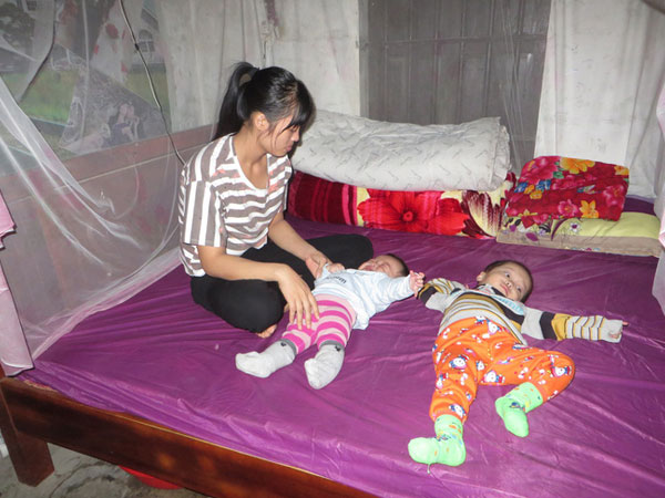 Hai đứa con thơ đều mắc bệnh teo não từ 6 tháng tuổi, đôi vợ chồng nghèo đau đớn nhìn con héo úa từng ngày