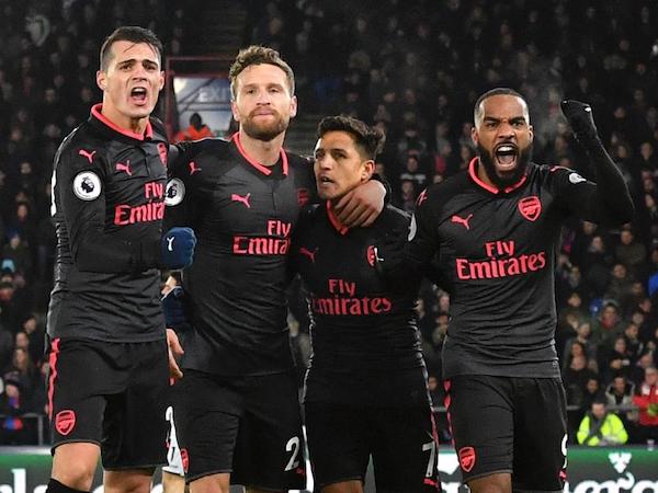 Nhìn cách ăn mừng, nội bộ Arsenal bị chia rẽ trầm trọng