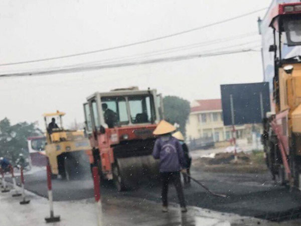 Quảng Ninh: Công nhân 'hồn nhiên' rải nhựa đường giữa trời mưa