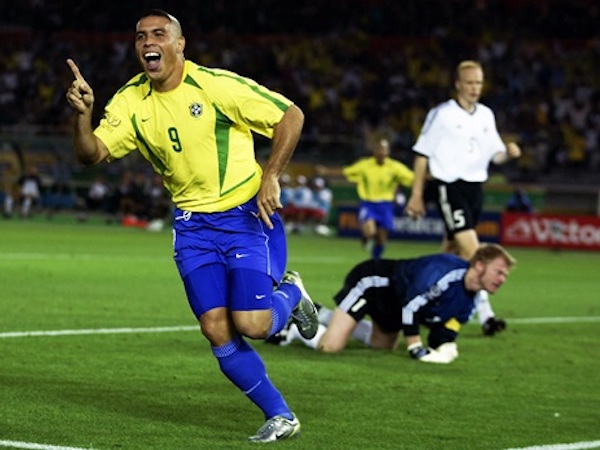 Ronaldo 'béo' lộ lý do chọn mái tóc dị ở World Cup 2002