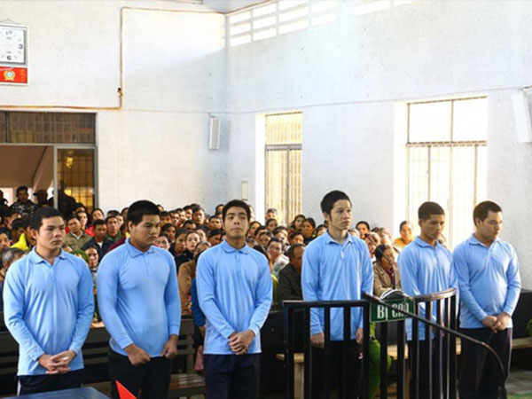 Sáu thanh niên thay nhau hiếp dâm 1 cháu gái