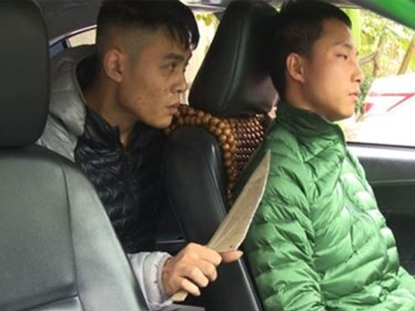 Tên cướp kề dao uy hiếp lái xe taxi