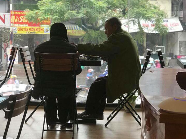 'Tình yêu thời ông bà anh': Cụ ông 88 tuổi ân cần xỏ tất, đút bánh, đưa vợ đi khám bệnh khiến nhiều bạn trẻ ngưỡng mộ