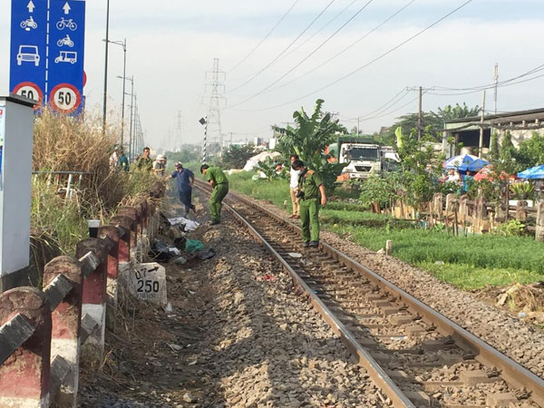 TP.HCM: Bỏ lại xe máy, người phụ nữ leo qua rào chắn lao đầu vào xe lửa tử vong