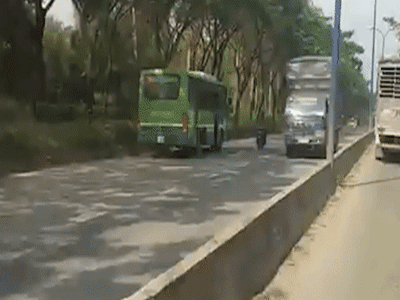 Xe buýt chạy ngược chiều ở Sài Gòn