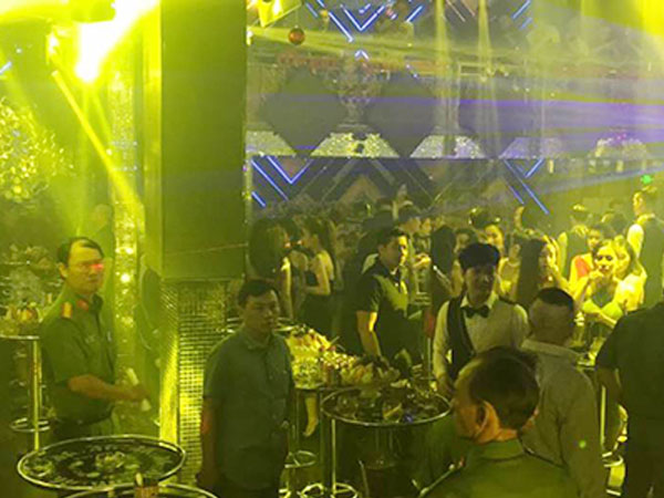 Cảnh sát bao vây 2 quán bar tại Sài Gòn