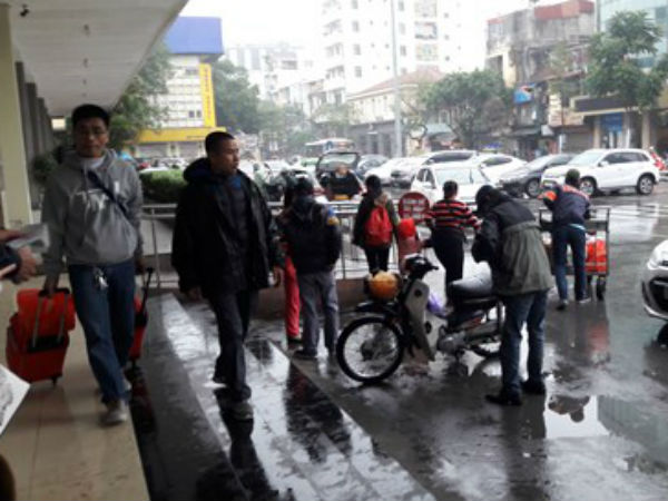 Đội mưa rét, người đổ ra bến xe, ga tàu về nghỉ Tết Dương lịch ​