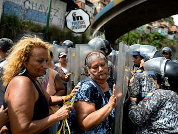 Người Venezuela biểu tình vì thiếu giăm bông dịp năm mới