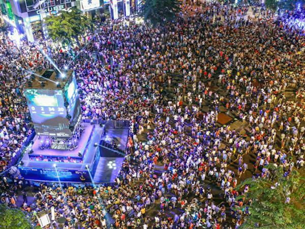 Biển người đón năm mới 2018 ở trung tâm Sài Gòn, Hà Nội