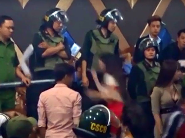 Clip: Hơn 200 dân chơi nháo nhào khi cảnh sát kiểm tra quán bar