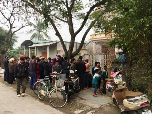 "Con gái đang ngồi luyện thi học sinh giỏi tỉnh thì bị bố sát hại"
