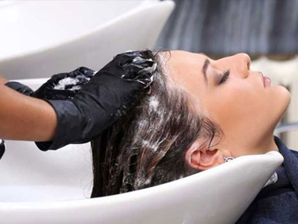 Gội đầu ngoài tiệm có thể lây bệnh?