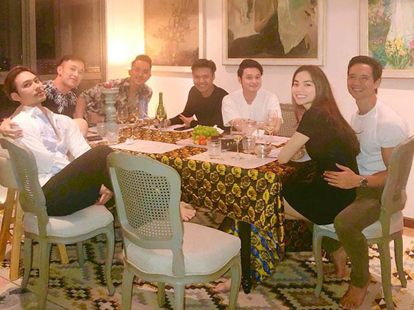 Hồ Ngọc Hà tình tứ ngồi trong lòng Kim Lý ngay giữa bàn tiệc với bạn bè đầu năm mới