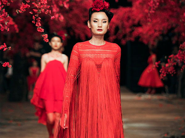 Lê Thúy bị tụt váy khi catwalk