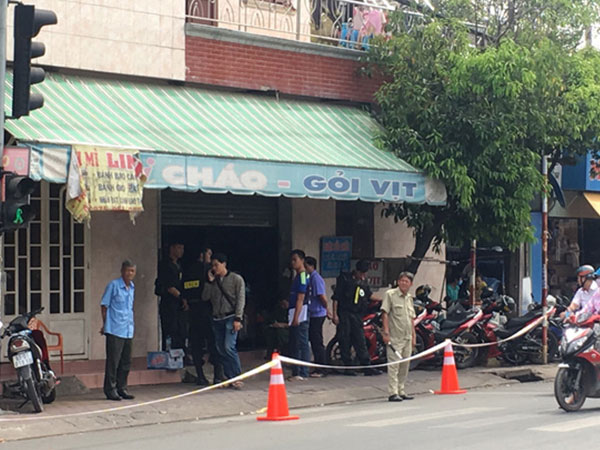 Người đàn ông gục trên vũng máu, nghi bị truy sát lúc rạng sáng