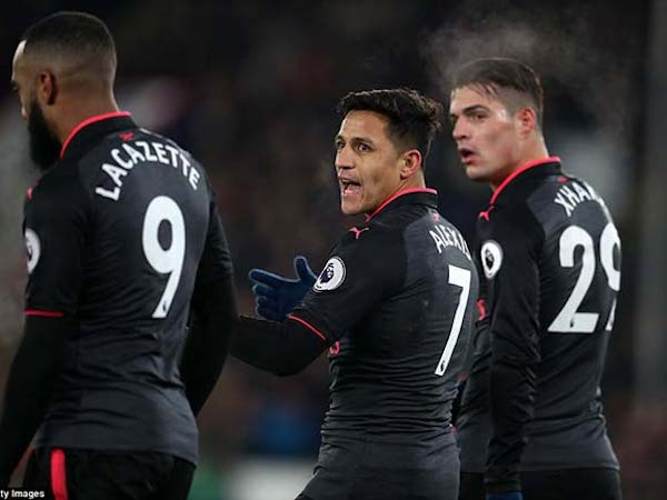 Sanchez nổi loạn: Phá nát phòng thay đồ Arsenal, Wilshere suýt tẩn vỡ mặt