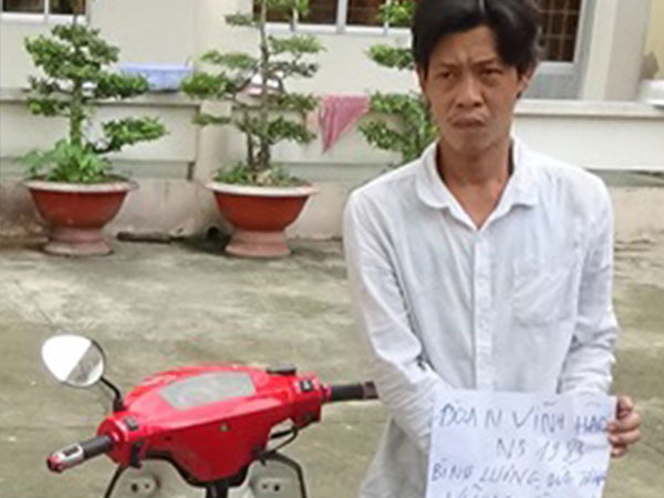 Bắt đối tượng trốn cai nghiện mang hung khí và áo nghi dính máu