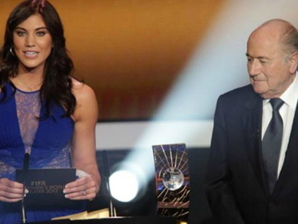 Người đẹp tuyển Mỹ tố Sepp Blatter quấy rối ở lễ trao Quả Bóng Vàng