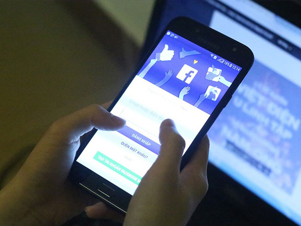 'Sinh viên ăn uống kham khổ nhưng vẫn cố mua iPhone đắt tiền'