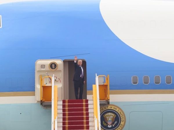 Tổng thống Mỹ Donald Trump rời Việt Nam