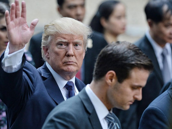 Video: Máy bay chở ông Trump cất cánh tại Nội Bài
