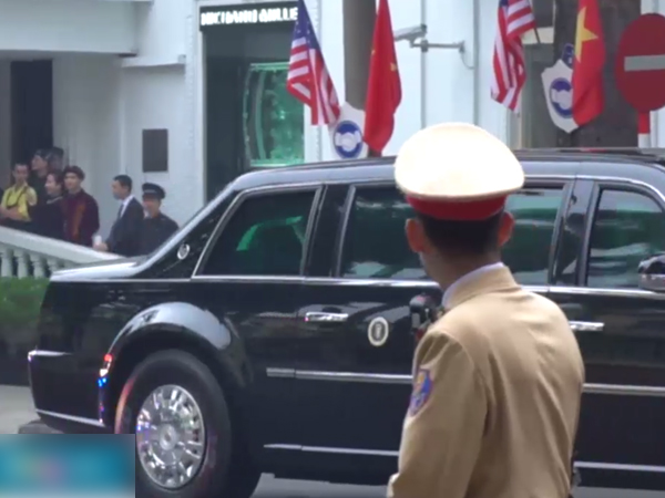 Video Tổng thống Trump vẫy chào người dân Hà Nội