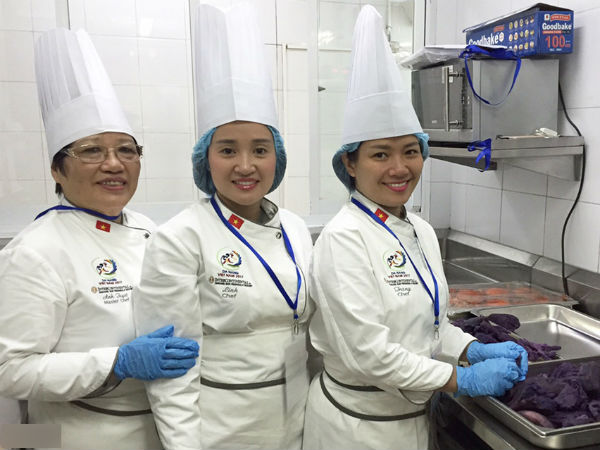 Ba mẹ con cùng nấu tiệc trưa cho các nhà lãnh đạo APEC