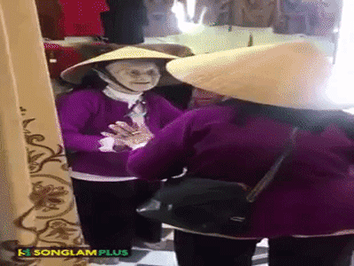 Bật cười với đoạn video cụ bà 103 tuổi tự nói chuyện với mình trong gương