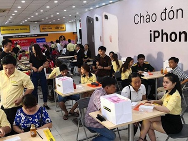 Bộ đôi iPhone 8 và 8 Plus “gây bão” tại Thế Giới Di Động sáng 10/11