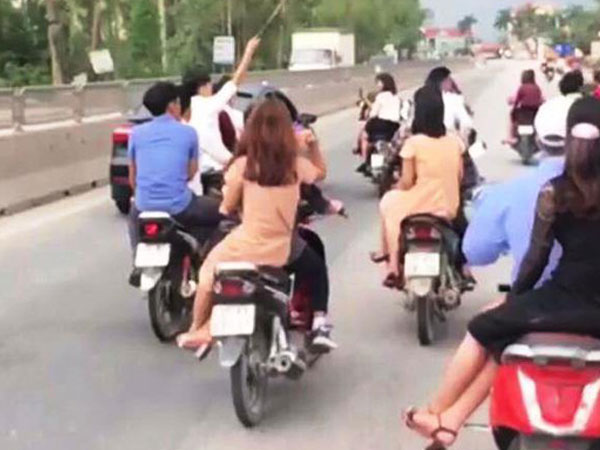 Cả đoàn rước dâu không mũ bảo hiểm, lạng lách trên quốc lộ