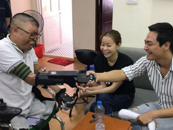 Chiến sỹ sống sót duy nhất sau vụ rơi máy bay ở Hòa Lạc nhận tay giả từ MC Phan Anh