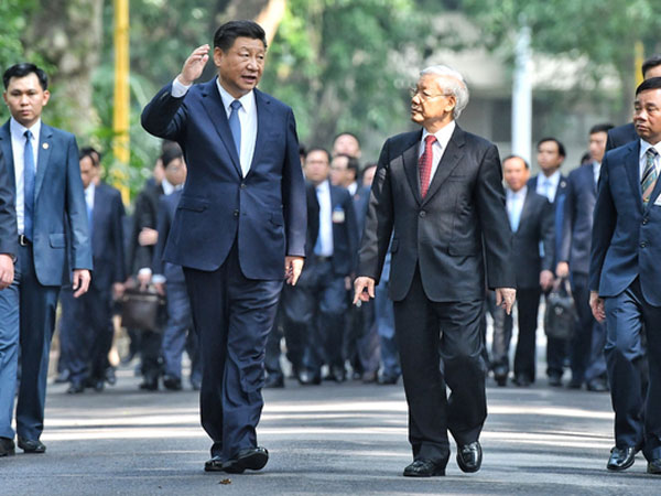 Chủ tịch Trung Quốc đi dạo trong khu di tích Chủ tịch Hồ Chí Minh