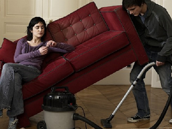 Cô vợ ly hôn vì chồng giành làm hết việc nhà
