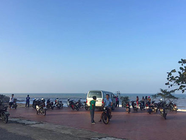 Hai học sinh mất tích khi tắm biển