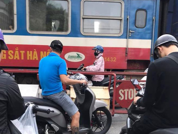 Hành động của cô gái khiến cả phố bức xúc 'nín thở' theo dõi
