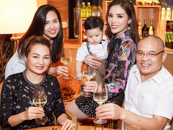 Kỳ Duyên đón sinh nhật bên bố mẹ và bạn bè thân