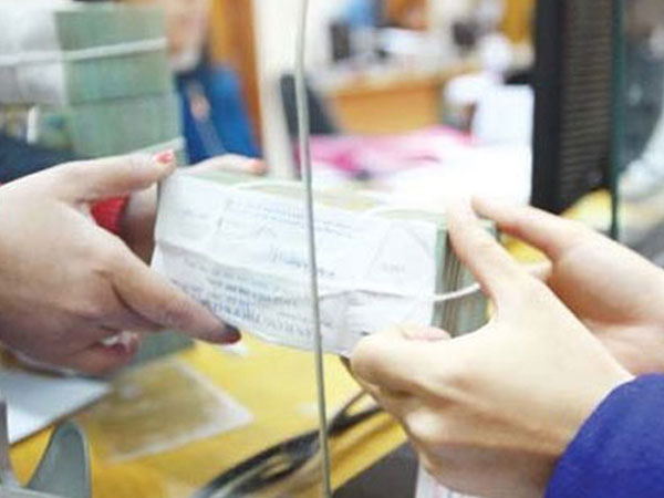 Lãi suất thấp nhưng tiền vẫn 'đổ' ầm ầm vào ngân hàng lớn