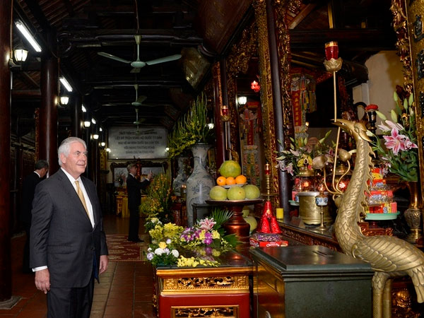 Ngoại trưởng Mỹ thăm di tích nhà tù Hỏa Lò, chùa Trấn Quốc