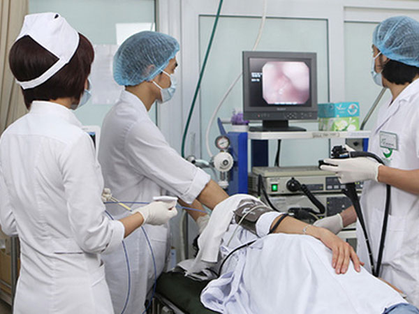 Nguy cơ nhiễm khuẩn từ thói quen ăn uống 'chung đụng'