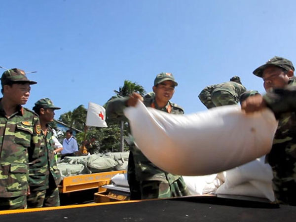 Phân bổ hàng cứu trợ của Nga cho người dân vùng bão