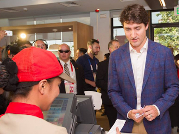 Thủ tướng Canada gây 'bão' khi đi mua gà rán ở Manila