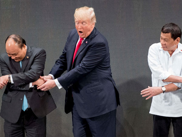 Tổng thống Trump bối rối trước màn bắt tay kiểu ASEAN