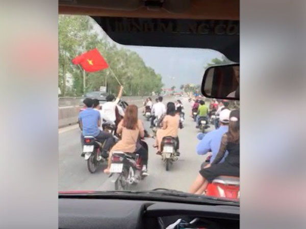 Video: Đoàn rước dâu phong cách 'trái đất này là của chúng mình' gây bức xúc
