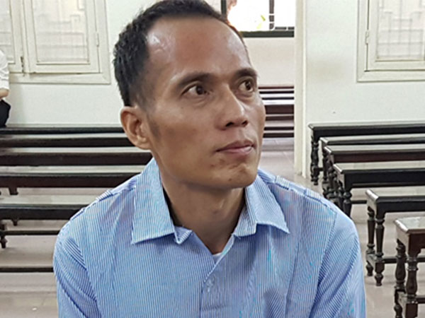 Cầm dao phay tấn công cô hàng xóm vì bị lườm