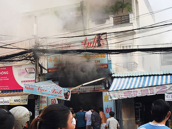 Cháy ở quận 7, chủ nhà kêu gào nhờ cảnh sát vào cứu con