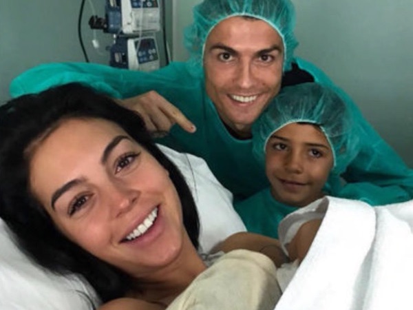 Cristiano Ronaldo chào đón đứa con thứ 4