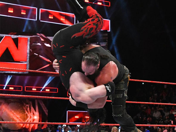 Cú powerslam thủng sàn đấu của 'quái vật' WWE
