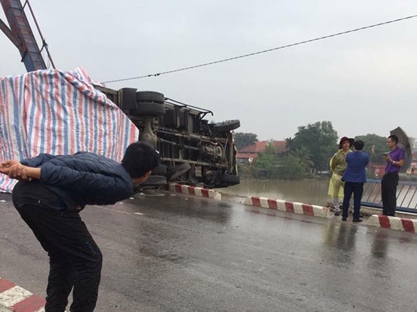 Hải Phòng: Xe tải lật đè hai mẹ con đi SH, một người tử vong tại chỗ