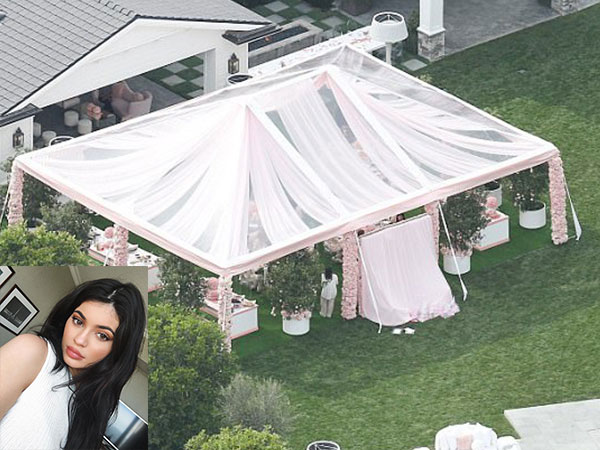Kylie Jenner mở tiệc hồng trong biệt thự xác nhận sắp có con gái đầu lòng