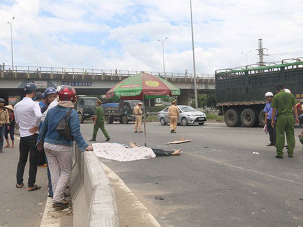 Lãnh đạo Đà Nẵng ngồi trong ô tô vẫn không dám đi gần xe ben